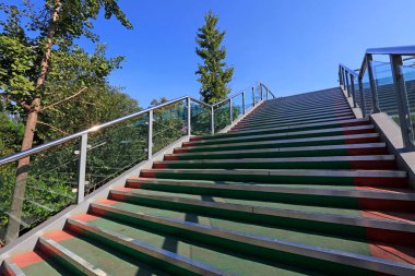 Üst geçitlerin basamakları, fotoğraflara yakın çekim