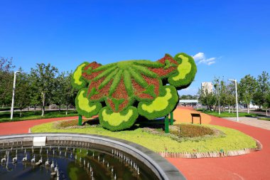 Parka yeşil heykel diker.