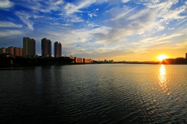 Akşamları nehir manzarası