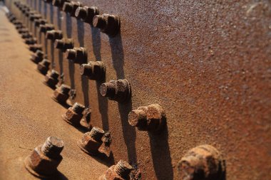 Oksitlenmiş paslı cıvata, fotoğrafa yakın çekim.