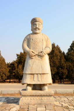 Eski Çinli yetkililerin taş heykelleri.