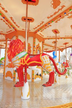 Lunaparkta hayvan modelliği için rota tesisi