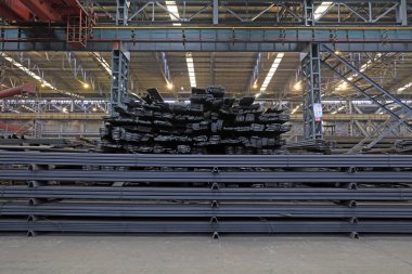 Çelik ürünler depoda.