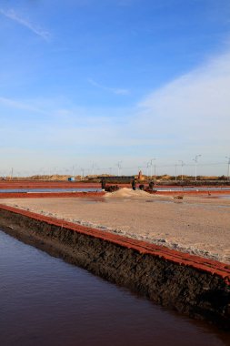 Luannan İlçesi, 28 Ekim 2016: işçiler tuz tarlasında işçilik yaptılar, Luannan, Hebei, Chin