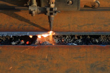 Çelik yüzeyde metal kesme makinesinden çıkan kıvılcımlar