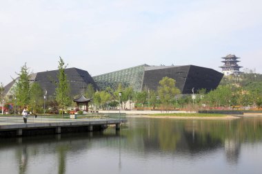 Park yakınlarındaki sakin suya yansıyan modern mimari