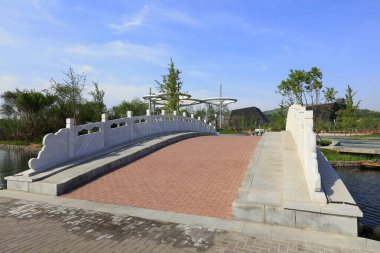 Eşit taştan bir köprü