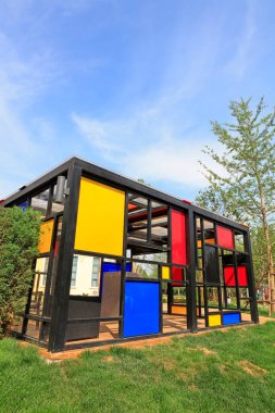 Eşit renkte küçük bir ev