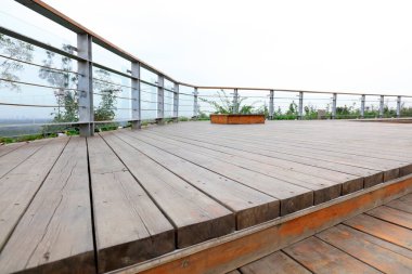 Tahta platformlar ve korkuluklar