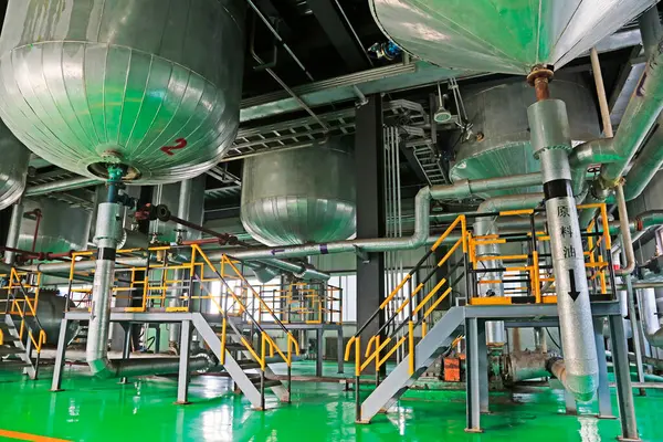 Modern imalat tesisinde tankları gösteren endüstriyel ekipmanlar