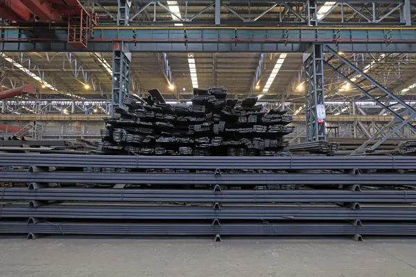 Çelik ürünler depoda.