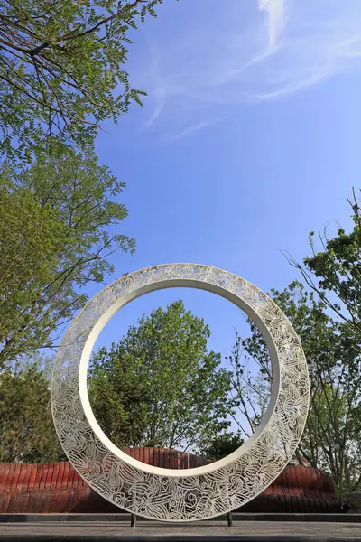 Eşitlikte dairesel heykel