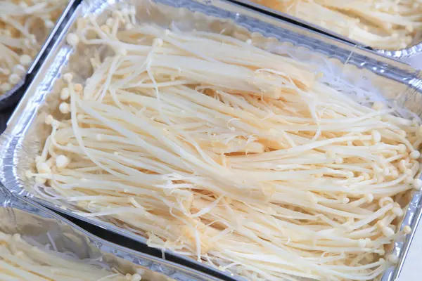 Lokantada flammulina velütipleri