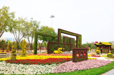 Eşitlikte yeşil bitki heykeli