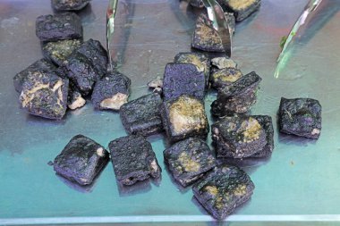 Çok kızartılmış mayalanmış tofu.