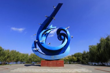 Şehir heykelleri parkta.