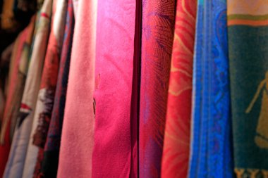 Dükkanda renkli eşarplar