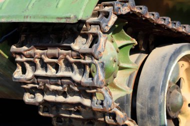 Tank izleri ve tekerlekler