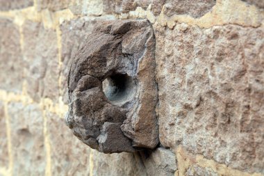 Kaya duvarında ip delici.