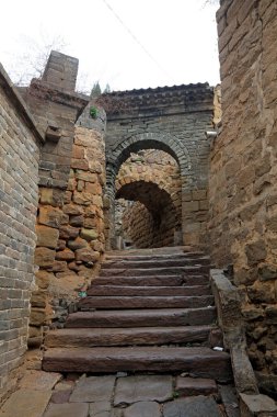 Taş adımlar kadim kemer yolu yapısına doğru ilerliyor.