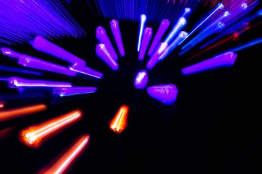 Siyah arkaplanda renk halesi