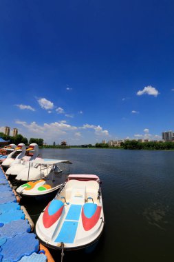 Parklarda, Tangshan, Çin 'de gemi turu.