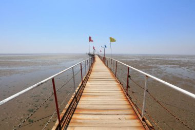 Deniz kenarındaki ahşap trestle