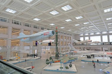 Pekin - 28 Haziran 2019: Sergi salonunda savaşçılar ve füzeler, Çin Halk Devrimci Askeri Müzesi, Pekin, Çin