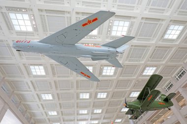 Pekin - 28 Haziran 2019: Savaşçılar havada asılı, Çin Halk Devrimci Askeri Müzesi, Pekin, Çin