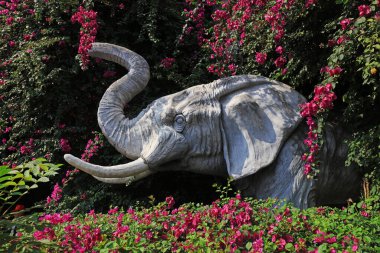 Sanya Şehri, Çin - 31 Mart 2019: Turistik bir bölgede fil heykeli, Sanya Şehri, Hainan Eyaleti, Çin