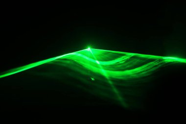 Siyah arkaplanda yeşil lazer