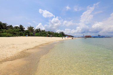 Sanya Şehri, Hainan - 31 Mart 2019: Wuzhizhou Adası sahilindeki turistler, Sanya Şehri, Hainan ili, Çin