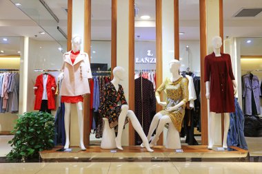 Tangshan - 2 Eylül 2017: Parlak ışıklandırmalı alışveriş merkezlerindeki mankenler, Tangshan, Hebei Eyaleti, Çin