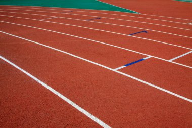 kırmızı plastik pist ve konik varil, fotoğrafa yakın çekim