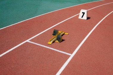 Plastik pistte başlangıç bloğu ve seri numarası işareti 