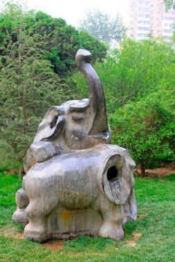 Parkta küçük bir fil heykeli, fotoğrafa yakın çekim.