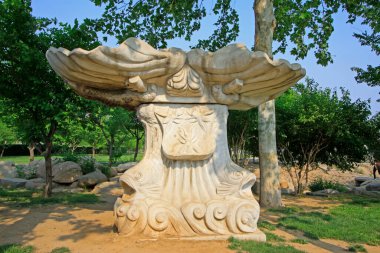 Parktaki taş heykel, fotoğrafa yakın çekim.