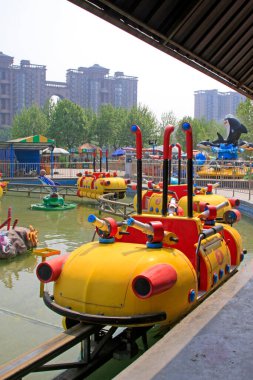 Çocuk parkındaki demiryolu altyapısı, fotoğrafa yakın çekim.