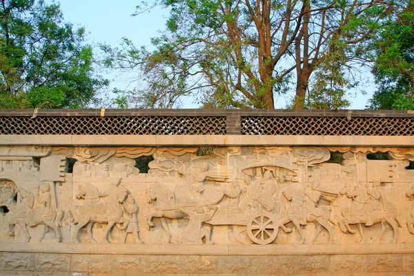 Duvar oymaları, fotoğrafların kapatılması. 