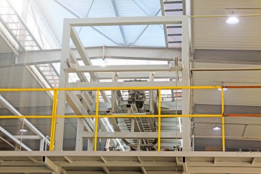 Atölyede mekanik ekipman kirişi var.