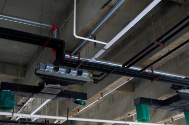 Koridorun yukarısında havalandırma donanımı var.