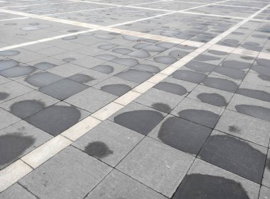 Yerdeki su lekeleri, fotoğrafa yakın çekim.