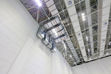 Bir salonda çelik yapı geometri inşaatı