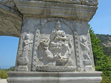 Qingdao City, shandong bölgesi, Chin 'deki bir tapınakta yontulmuş taş işleri.