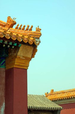 Sarı kaplamalı taş canavar heykeli tapınaklarda, fotoğraflara yakın.