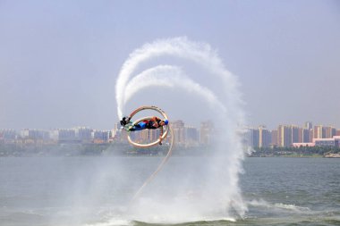 Tangshan - 19 Haziran: Su püskürtme özel efekt performansı, 19 Haziran 2016, Tangshan şehri, Çin