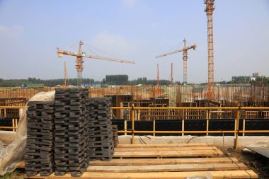 İnşaat sırasında çelik parçaları üst üste yığılır.