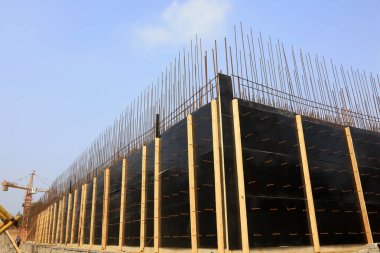 İnşaat alanlarında ahşap parantez