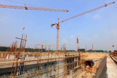 İnşaat alanında çelik boru iskelesi. 