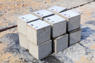 İnşaat alanında beton test bloğu 